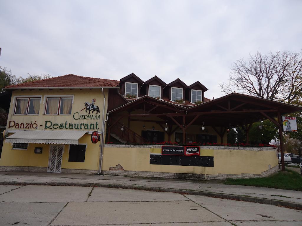 Czermann Panzio Es Etterem Hotel Oroszlány Екстериор снимка