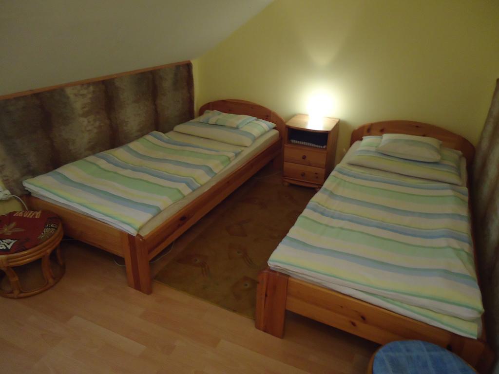 Czermann Panzio Es Etterem Hotel Oroszlány Стая снимка