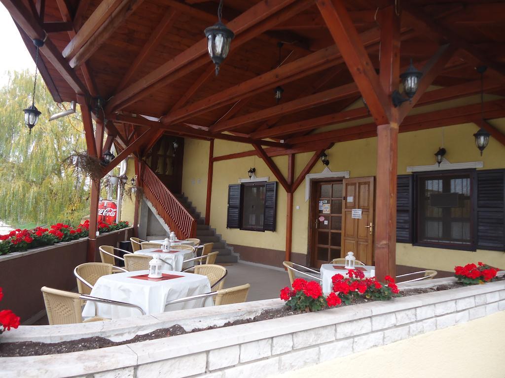 Czermann Panzio Es Etterem Hotel Oroszlány Екстериор снимка