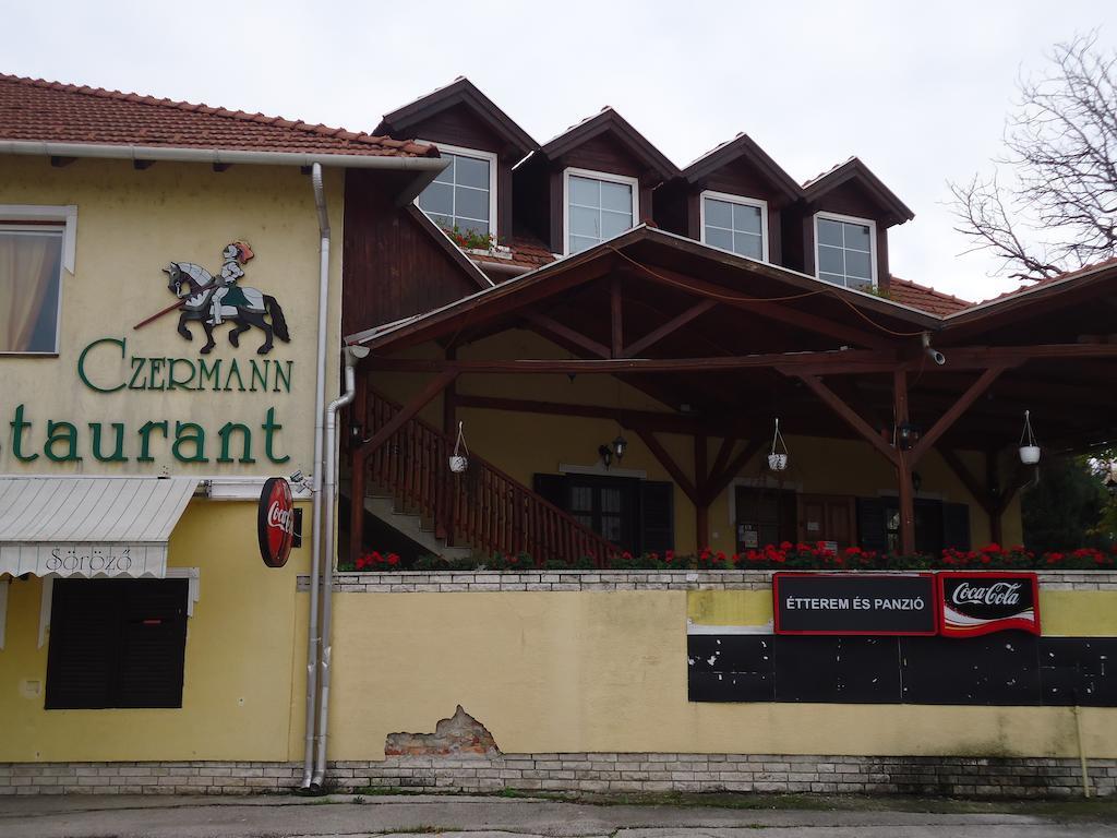 Czermann Panzio Es Etterem Hotel Oroszlány Екстериор снимка
