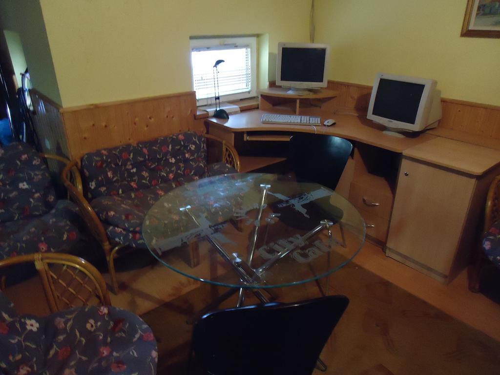 Czermann Panzio Es Etterem Hotel Oroszlány Екстериор снимка