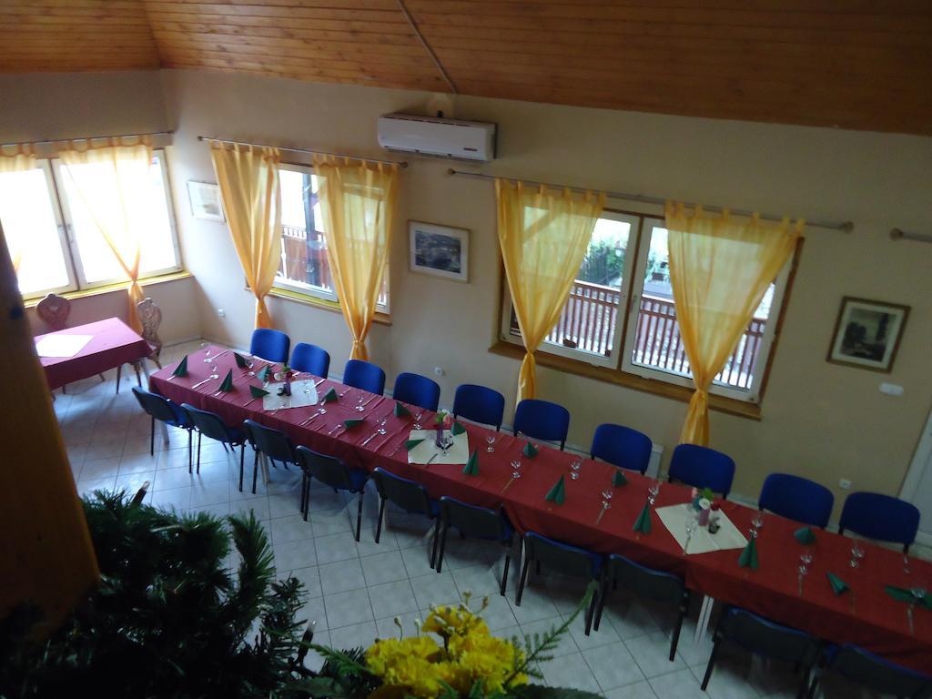 Czermann Panzio Es Etterem Hotel Oroszlány Екстериор снимка