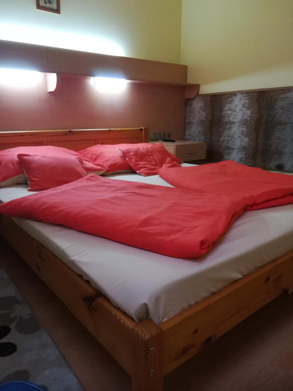 Czermann Panzio Es Etterem Hotel Oroszlány Екстериор снимка